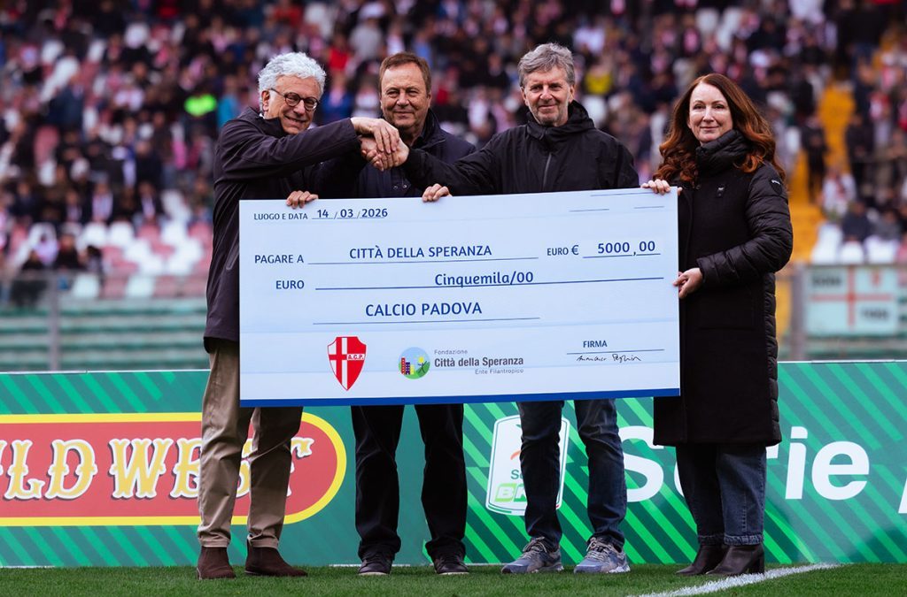 Calcio Padova: consegnato dal Presidente Peghin l’assegno per Città della Speranza
