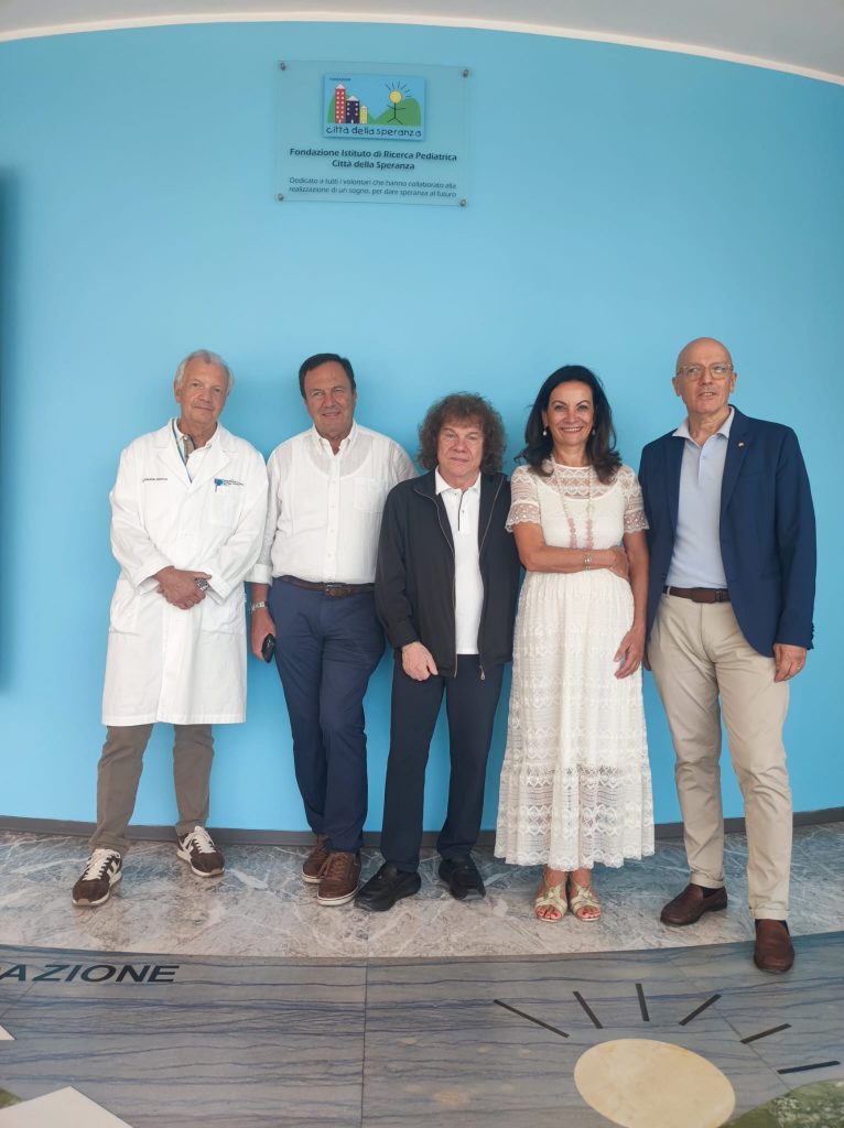 Riccardo Cocciante in visita all'Istituto di Ricerca Pediatrica di Padova